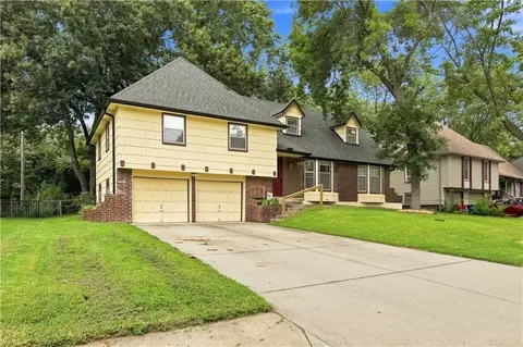 209 SW Victor Dr, Blue Springs, MO 64014