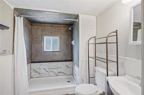 Bath - 2015 S Ash Ave, Independence, MO 64052 photo 1 of 1