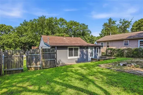 Exterior - 2015 S Ash Ave, Independence, MO 64052 photo 3 of 5