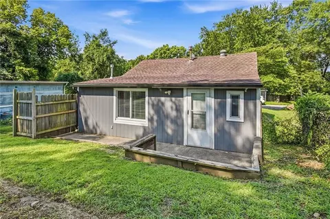 Exterior - 2015 S Ash Ave, Independence, MO 64052 photo 4 of 5