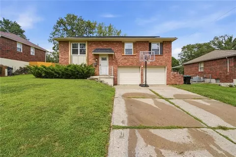 Exterior - 16916 Hart Ave, Independence, MO 64055 photo 2 of 7