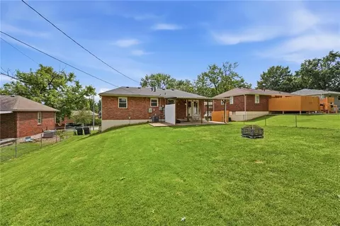 Exterior - 16916 Hart Ave, Independence, MO 64055 photo 5 of 7