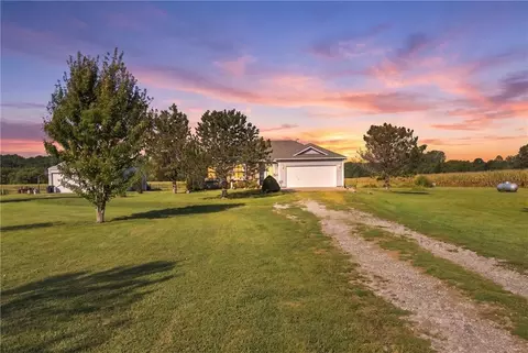 17363 247th St, Tonganoxie, KS 66086