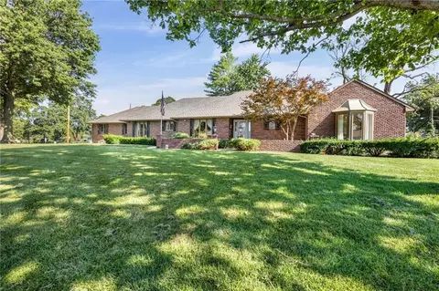 1102 Nakomis Dr, Paola, KS 66071