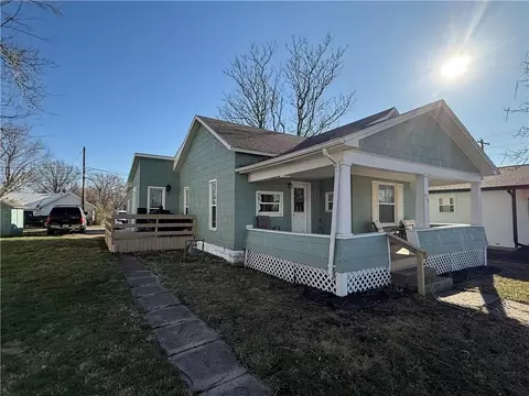 Exterior - 413 W 1st St, Cameron, MO 64429 photo 1 of 6