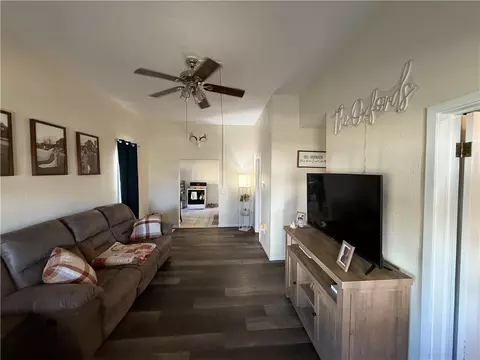 Entry Way - 413 W 1st St, Cameron, MO 64429 photo 1 of 4