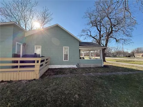Exterior - 413 W 1st St, Cameron, MO 64429 photo 4 of 6