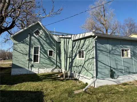 Exterior - 413 W 1st St, Cameron, MO 64429 photo 5 of 6