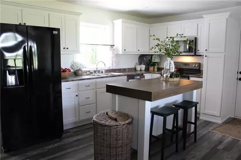Kitchen - 6890 SE Rogers Rd, Cameron, MO 64429 photo 6 of 7