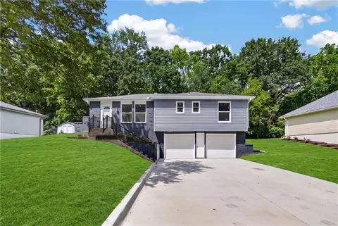 9310 NW 68th St, Parkville, MO 64152