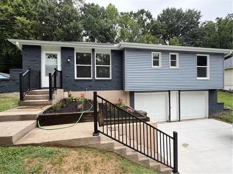 9310 NW 68th St, Parkville, MO 64152