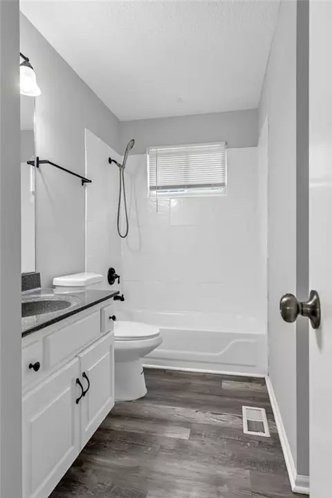 Bath - 405 SE Onyx Cir, Lees Summit, MO 64063 photo 1 of 3
