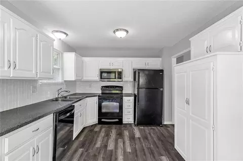 Kitchen - 405 SE Onyx Cir, Lees Summit, MO 64063 photo 2 of 4