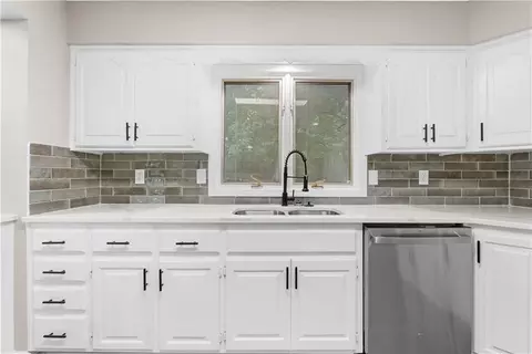7232 N Monroe Ave, Gladstone, MO 64119