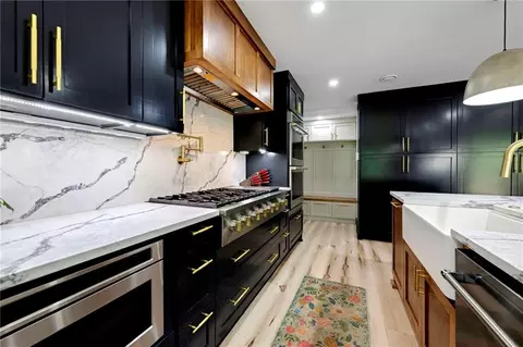 Kitchen - 13112 Smart Rd, Lees Summit, MO 64086 photo 4 of 5