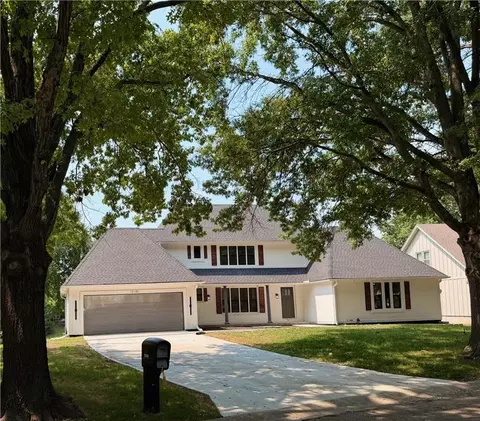 10140 Mackey St, Overland Park, KS 66212