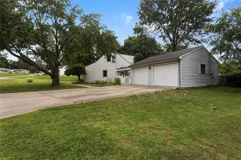 Exterior - 2003 NE 60th Ter, Gladstone, MO 64118 photo 11 of 12