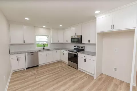 Kitchen - 910 N Edith Ave, Adrian, MO 64720 photo 2 of 2