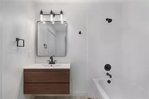 Bath - 1005 SE Bridgehampton Way, Lees Summit, MO 64081 photo 2 of 5
