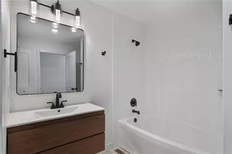 Bath - 1005 SE Bridgehampton Way, Lees Summit, MO 64081 photo 3 of 5