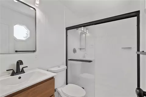 Bath - 1005 SE Bridgehampton Way, Lees Summit, MO 64081 photo 1 of 5