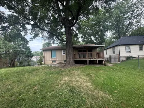 Exterior - 8404 Booth Ave, Raytown, MO 64138 photo 3 of 4