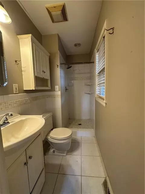 Bath - 8404 Booth Ave, Raytown, MO 64138 photo 1 of 1