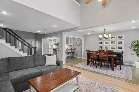 221 Woodbridge Ln, Kansas City, MO 64145