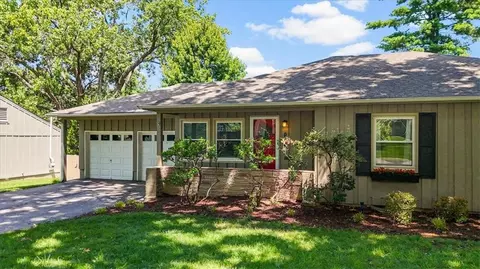 5714 W 77th Ter, Prairie Village, KS 66208