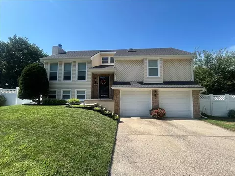 7426 Santa Fe Dr, Overland Park, KS 66204