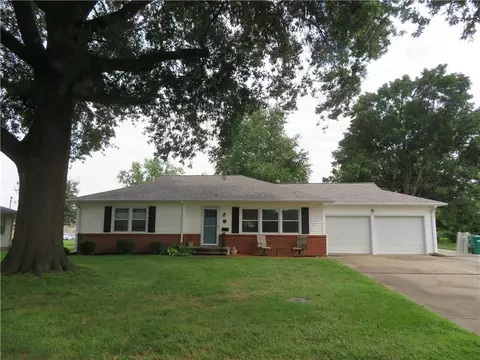 12 Holly Ln, Paola, KS 66071