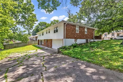 Exterior - 18700 E 30th Ter, Independence, MO 64057 photo 2 of 4