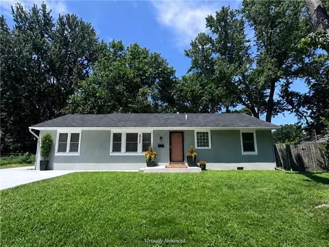 5722 W 70th St, Overland Park, KS 66204