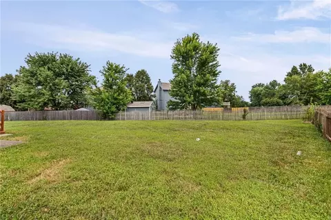 Exterior - 1106 Creekside Ct, Raymore, MO 64083 photo 4 of 10