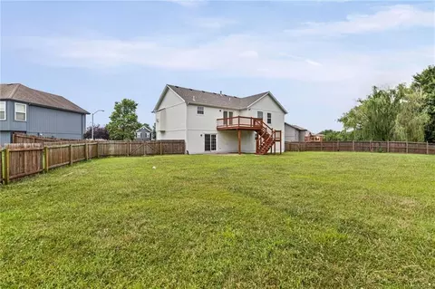 Exterior - 1106 Creekside Ct, Raymore, MO 64083 photo 5 of 10