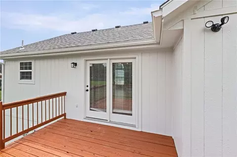 Exterior - 1106 Creekside Ct, Raymore, MO 64083 photo 6 of 10