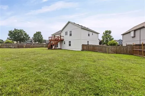 Exterior - 1106 Creekside Ct, Raymore, MO 64083 photo 7 of 10