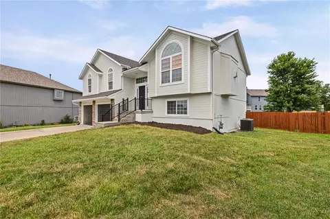 Exterior - 1106 Creekside Ct, Raymore, MO 64083 photo 9 of 10