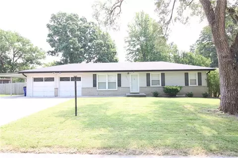 5815 N Tracy Ave, Gladstone, MO 64118