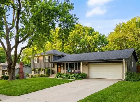 8133 W 93rd St, Overland Park, KS 66212