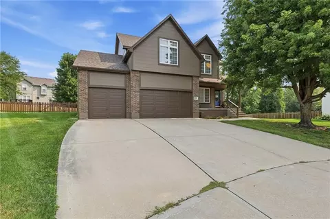 Exterior - 932 Elder Ct, Raymore, MO 64083 photo 2 of 7