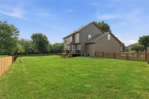 Exterior - 932 Elder Ct, Raymore, MO 64083 photo 5 of 7