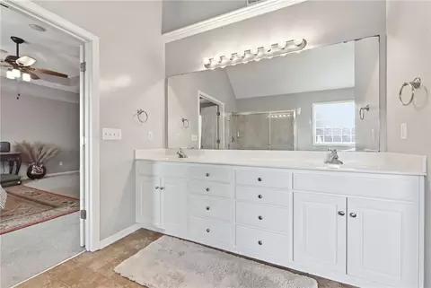 Bath - 932 Elder Ct, Raymore, MO 64083 photo 2 of 5