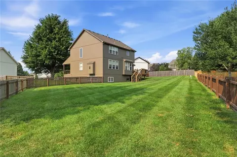 Exterior - 932 Elder Ct, Raymore, MO 64083 photo 6 of 7