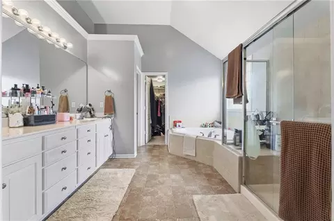 Bath - 932 Elder Ct, Raymore, MO 64083 photo 4 of 5