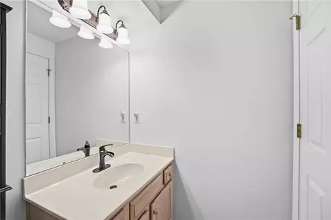 Bath - 2002 S Hummel Dr, Independence, MO 64055 photo 3 of 3