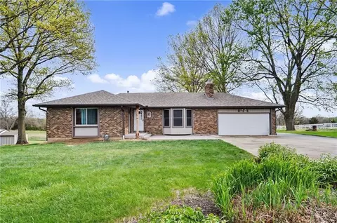 815 Kouns Ln, Edwardsville, KS 66111