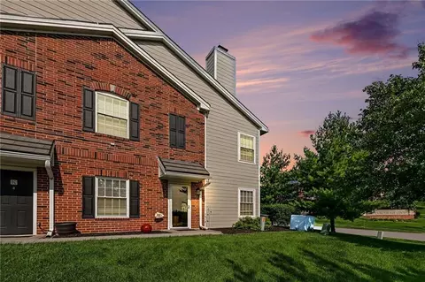 11607 Tomahawk Creek Pkwy #J, Leawood, KS 66211