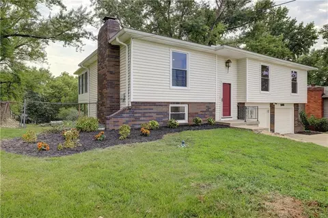 11015 Crooked Rd, Kansas City, MO 64152