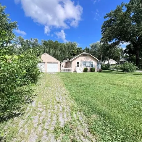 8249 Ward Pkwy, Kansas City, MO 64114